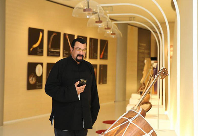 Стивен Сигал в Центре Гейдара Алиева - ФОТО