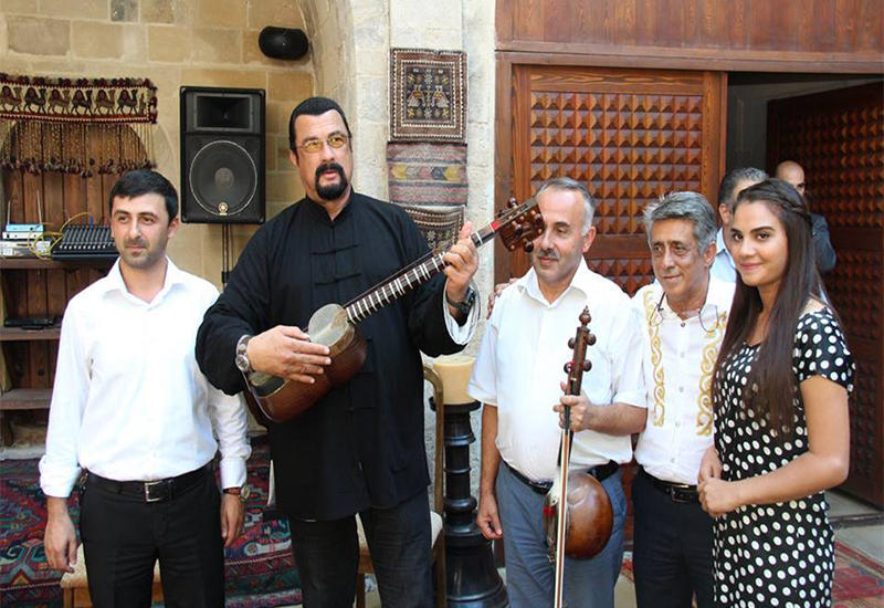 Стивен Сигал в Баку сыграл на таре - ФОТО