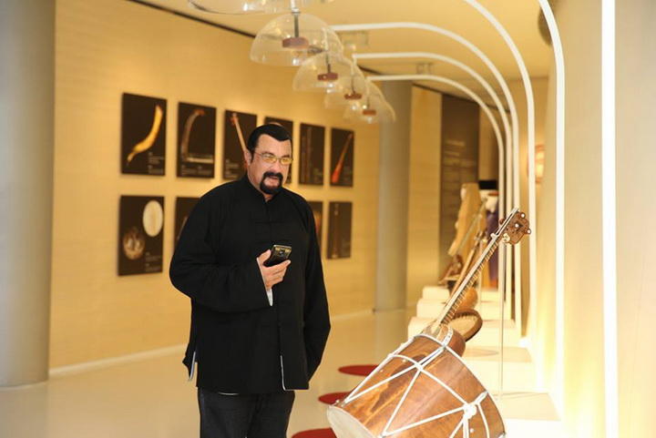 Стивен Сигал в Центре Гейдара Алиева - ФОТО