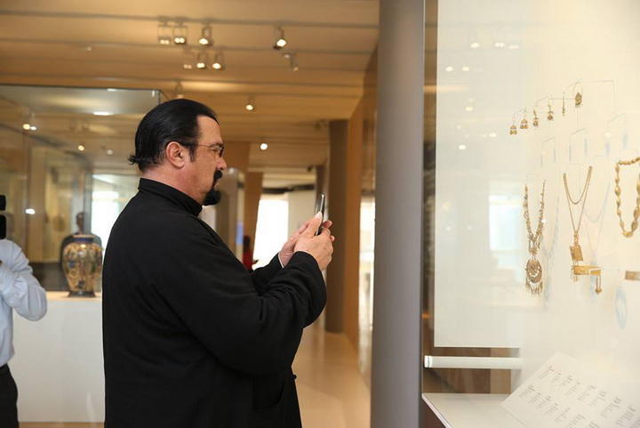 Стивен Сигал в Центре Гейдара Алиева - ФОТО