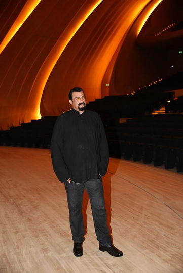 Стивен Сигал в Центре Гейдара Алиева - ФОТО