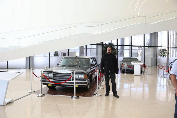 Стивен Сигал в Центре Гейдара Алиева - ФОТО