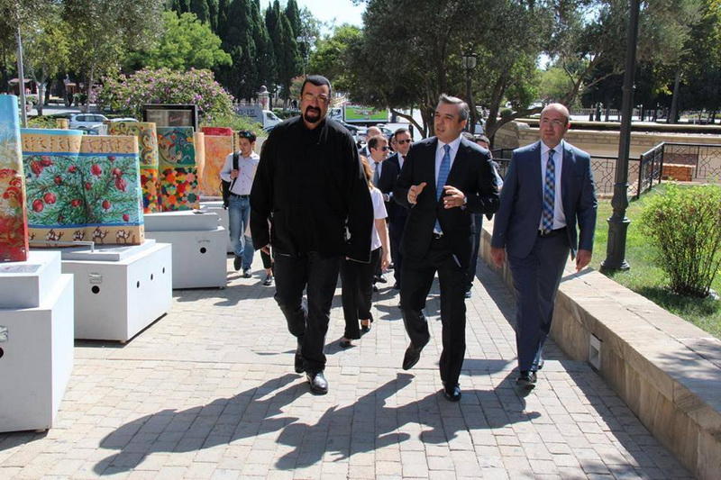 Стивен Сигал в Баку сыграл на таре - ФОТО