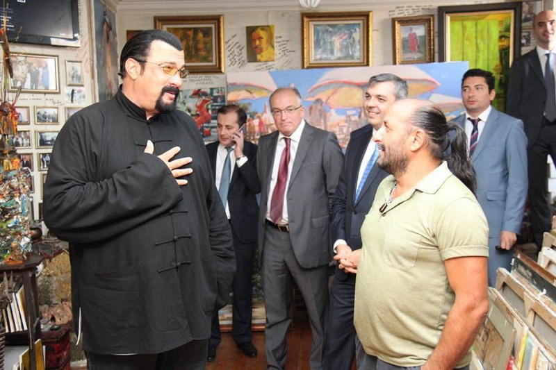 Стивен Сигал в Баку сыграл на таре - ФОТО