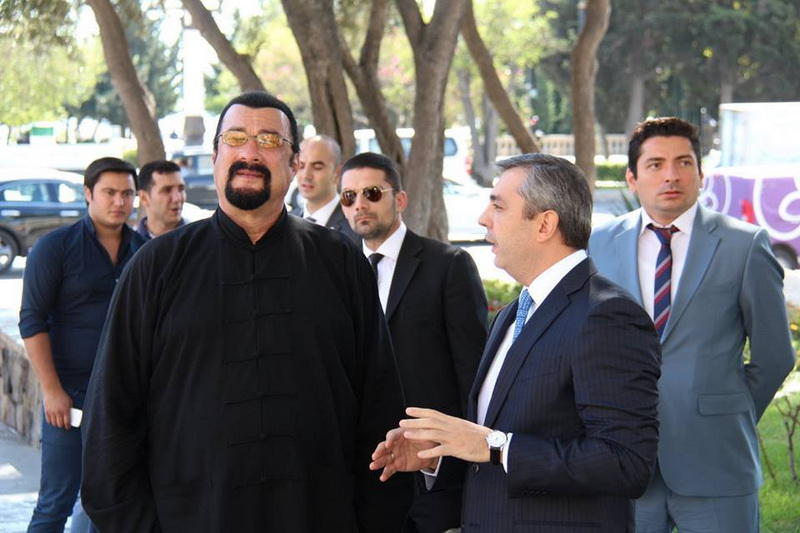 Стивен Сигал в Баку сыграл на таре - ФОТО