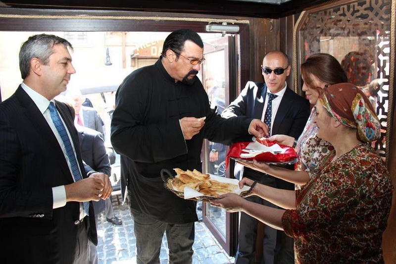 Стивен Сигал в Баку сыграл на таре - ФОТО