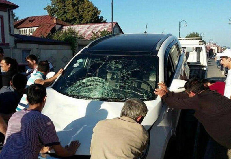"KİA" qadını vurub ikinci mərtəbəyə atdı - FOTO
