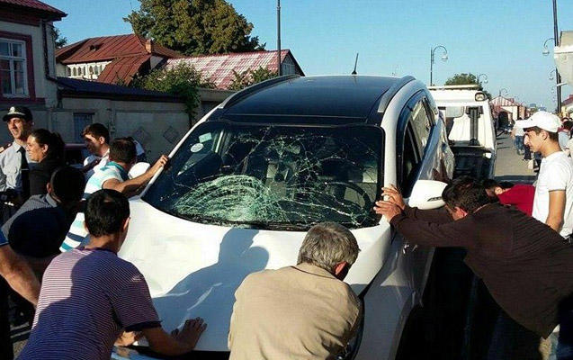 "KİA" qadını vurub ikinci mərtəbəyə atdı - FOTO
