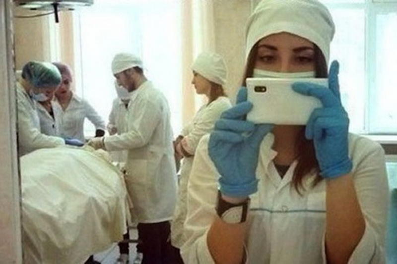 Селфи оказались опаснее акул