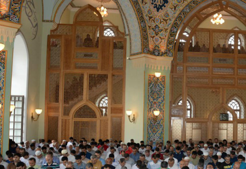 Bakının Təzəpir məscidində bayram namazı qılınıb