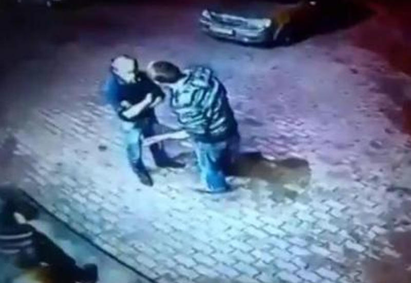 Двое парней наехали на пенсионера у магазина