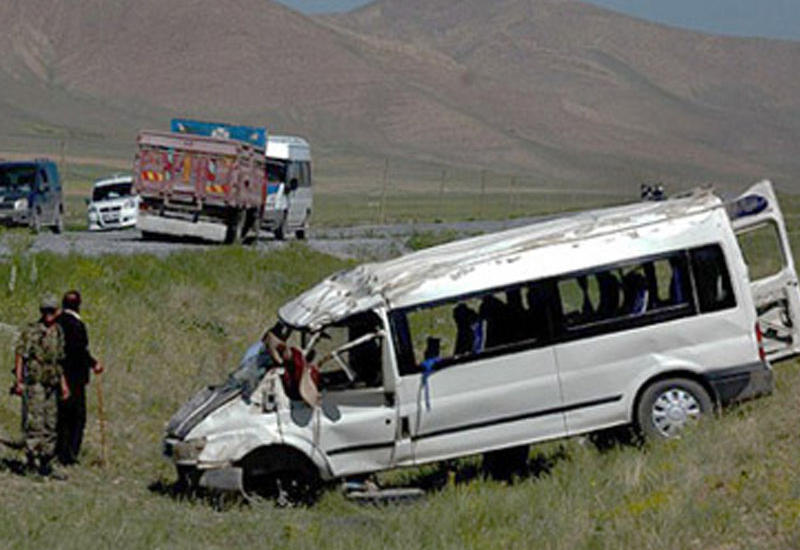 Toydan çıxan mikroavtobus qəzaya uğradı: 7 yaralı