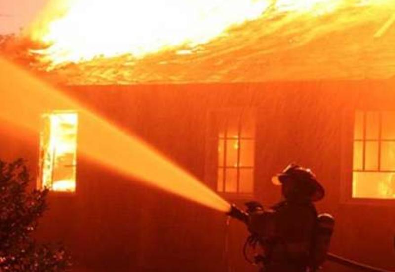 İkimərtəbəli evdə yanğın olub