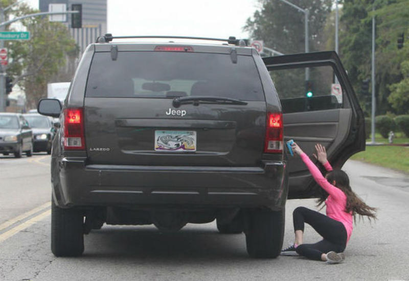 Bakıda qadın özünü hərəkətdə olan avtomobildən atdı