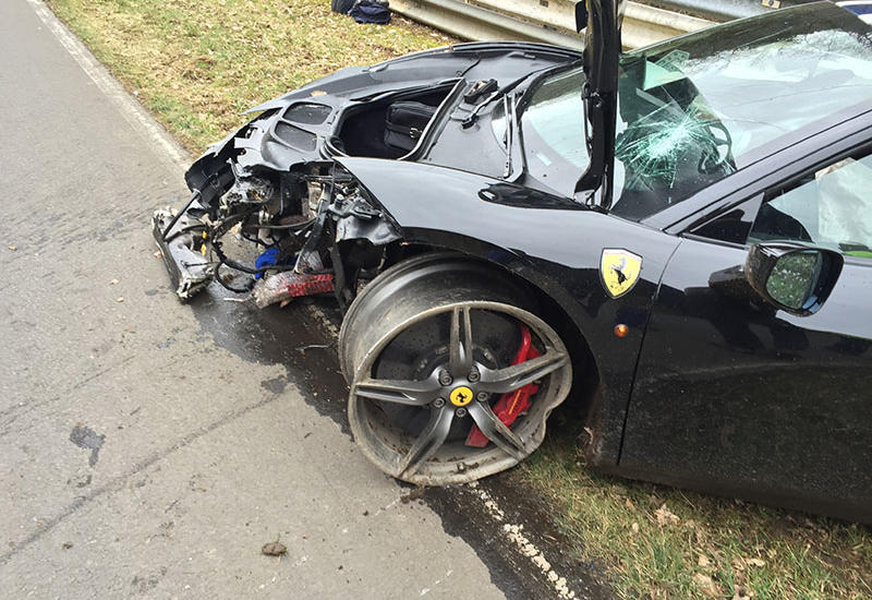 Bakıda Ferrari qəzaya düşdü