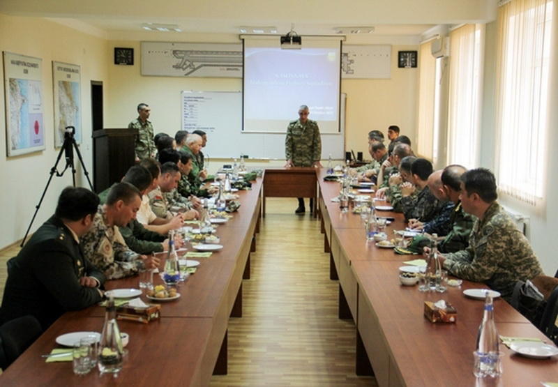Военные атташе - на базе ВВС Азербайджана