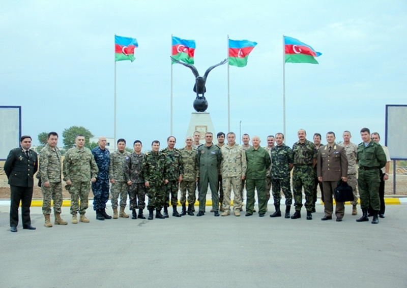 Военные атташе - на базе ВВС Азербайджана