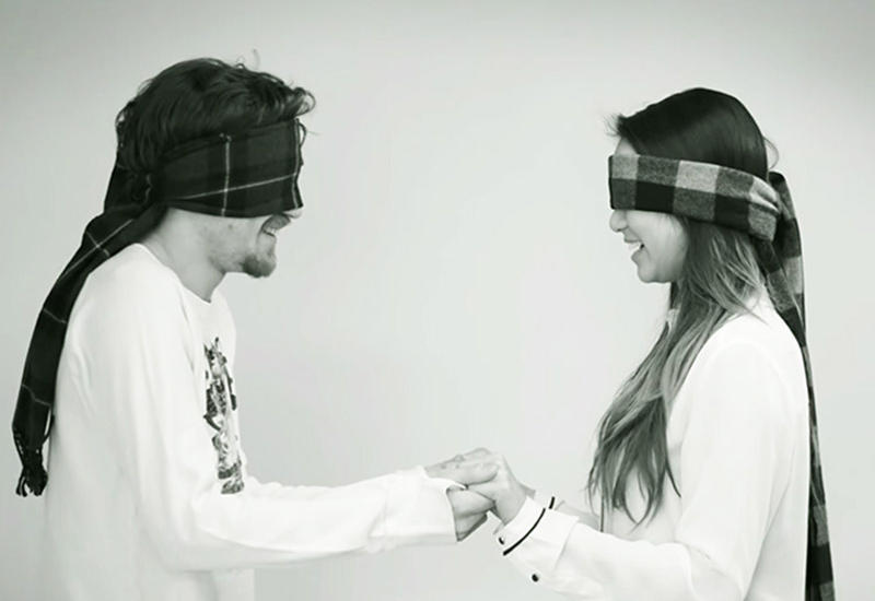 Когда эти незнакомцы поцеловались, произошло необъяснимое