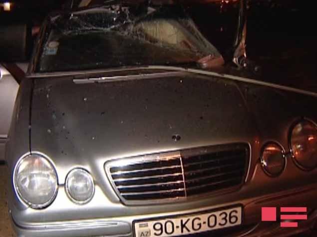 В Баку Mercedes врезался в заправку, есть погибший