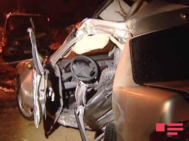 В Баку Mercedes врезался в заправку, есть погибший