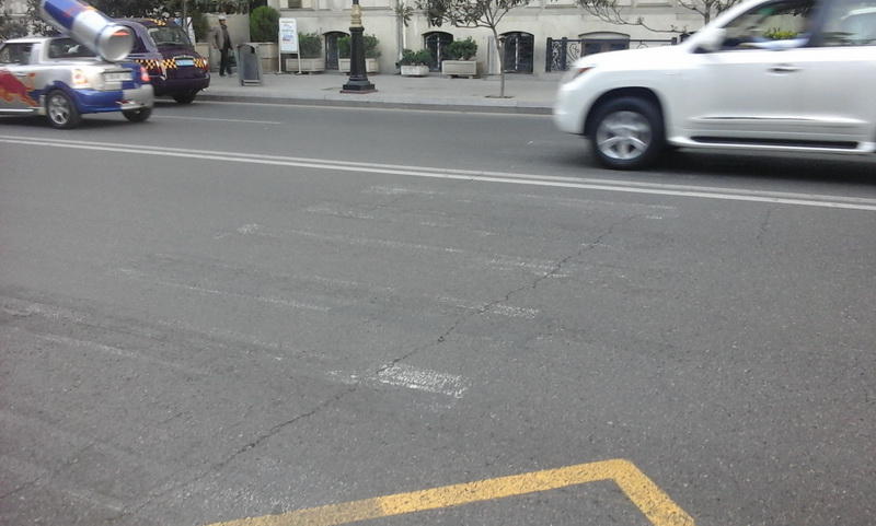Дорожники стерли свою ошибку с центральной улицы