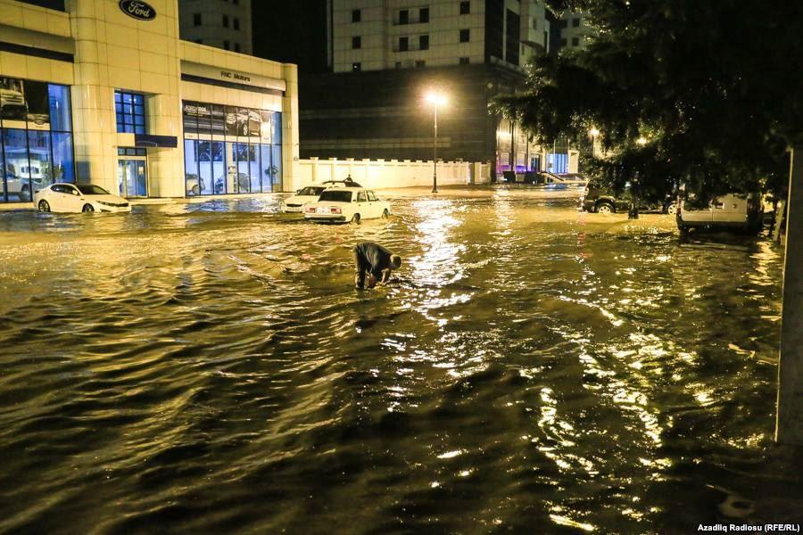 Посмотрите, что натворил ливень в Баку