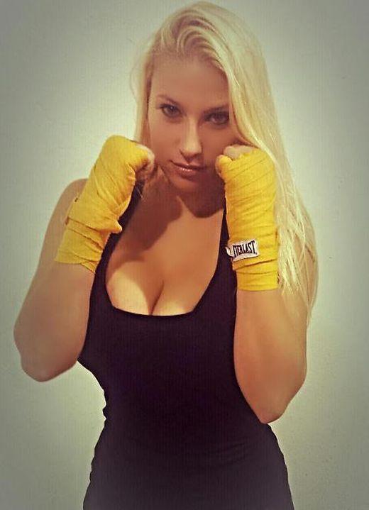 Спортсменка хочет избавиться от своей большой груди