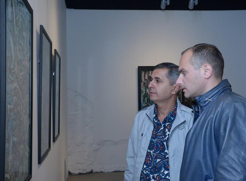 В YAY Gallery открылась выставка известного художника Гусейна Хагверди "Преломление"