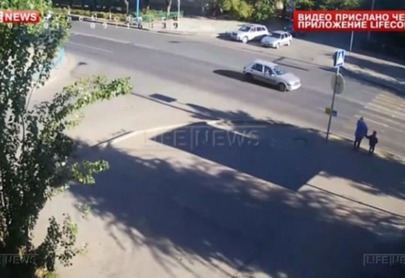 Yolu qırmızı işıqda keçmək istəyən ana və 5 yaşlı oğlunu maşın vurdu
