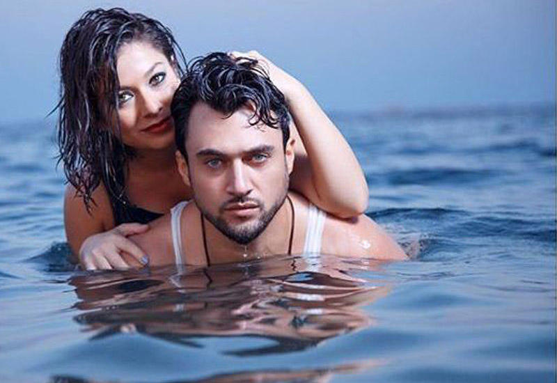 Azərbaycanlı aparıcı ilə model çimərlikdə