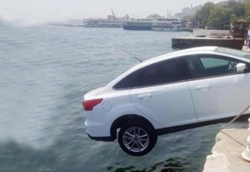 Вот как турки спасли машину туриста от падения в воду