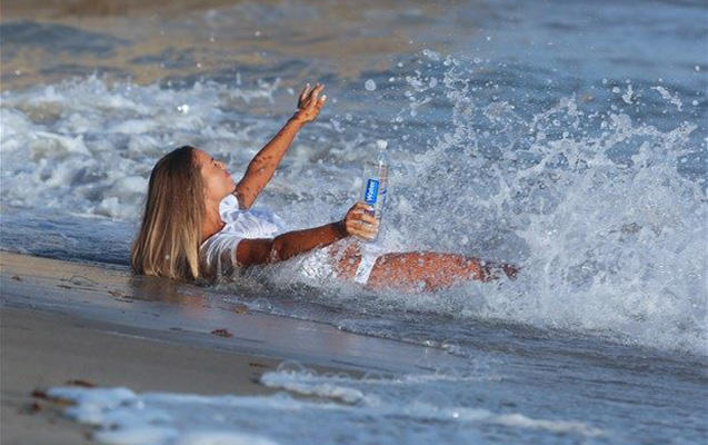 O da “138 Water” üçün soyundu...