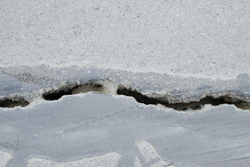 Кошмар у автовокзала: трещины увеличиваются