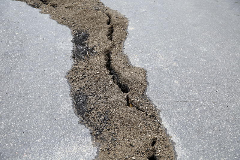 Кошмар у автовокзала: трещины увеличиваются