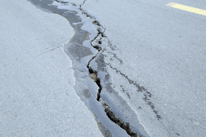 Кошмар у автовокзала: трещины увеличиваются