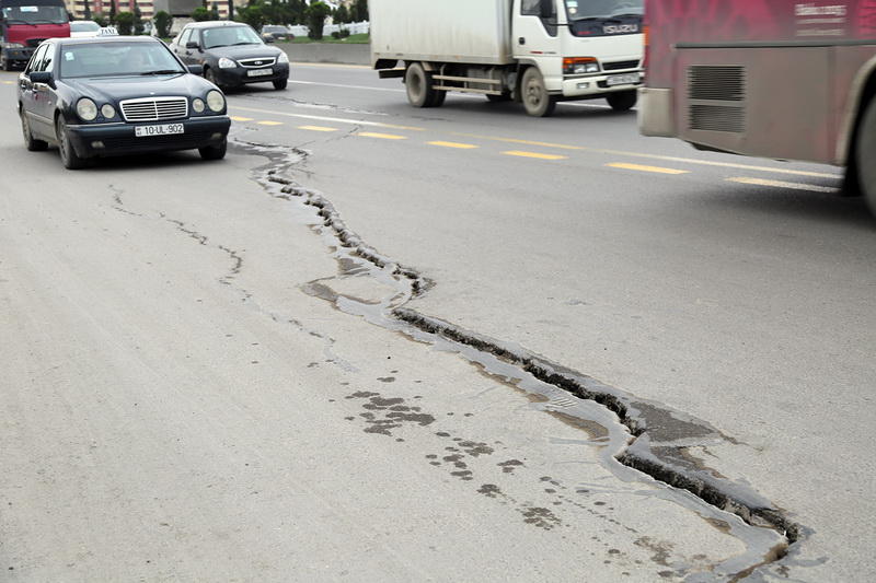 Кошмар у автовокзала: трещины увеличиваются