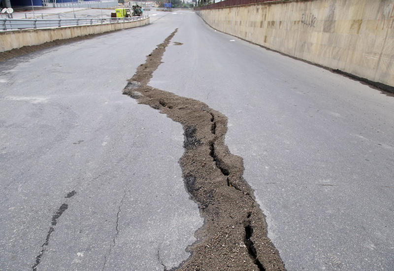Кошмар у автовокзала: трещины увеличиваются