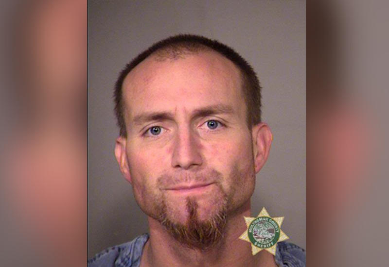 Голый грабитель забрался в постель к хозяевам дома