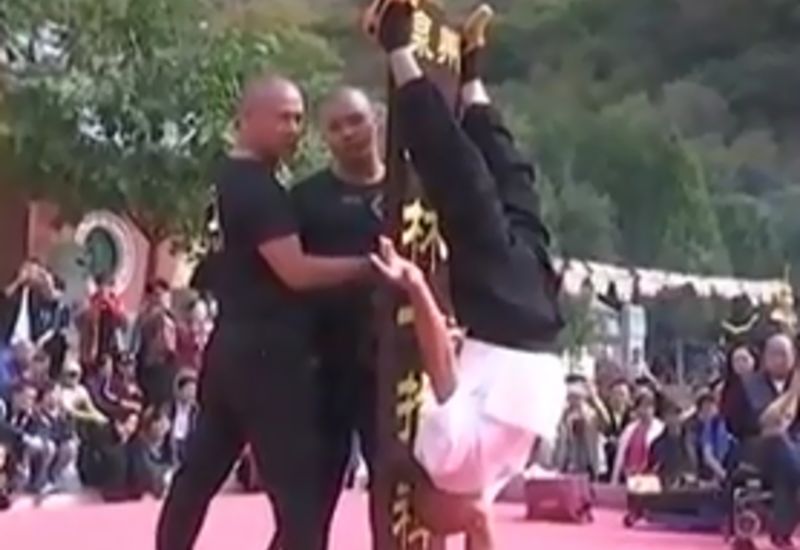 Это надо видеть - стойка на одном пальце