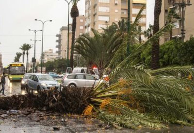 В Израиле ураган рушит дома и валит краны