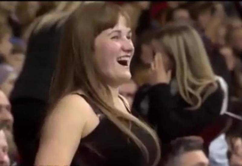 Фанатка устроила стриптиз посреди матча