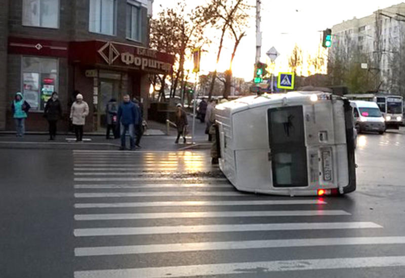 Маршрутка с детьми перевернулась в центре города