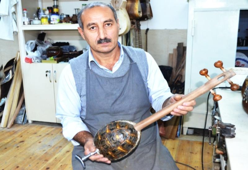 Tısbağadan kamança düzəldən ustanın emalatxanasından