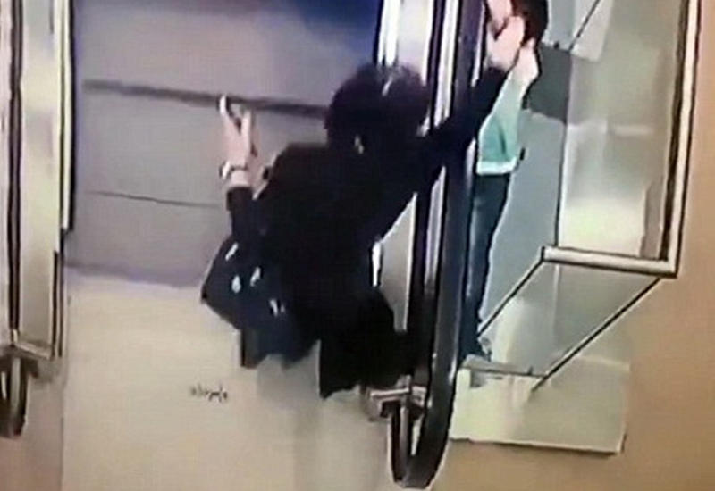 Девочка чуть не погибла на эскалаторе