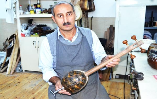 Tısbağadan kamança düzəldən ustanın emalatxanasından