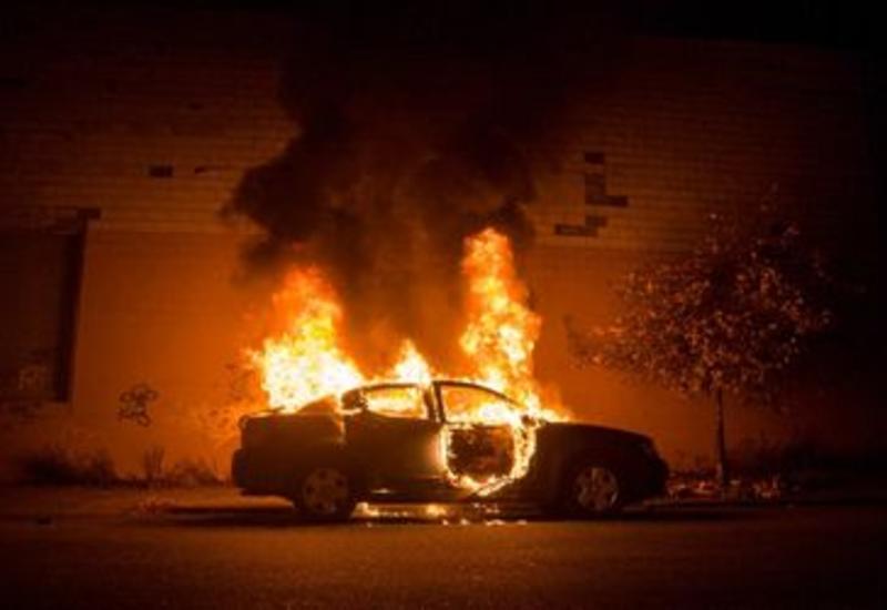 Porsche Cayenne сгорел, пылая как свеча