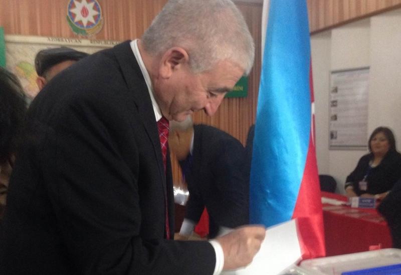 Məzahir Pənahovda səs verdi