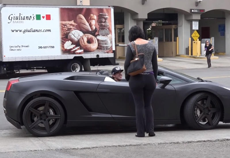 Парень на Lamborghini жестоко прикололся над девушкой