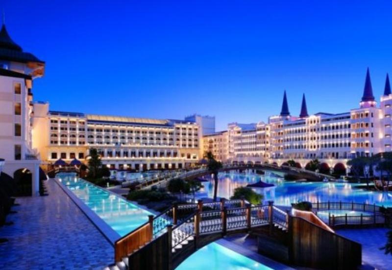 Azərbaycanlı iş adamı Antalyadakı hotelini su qiymətinə satıb