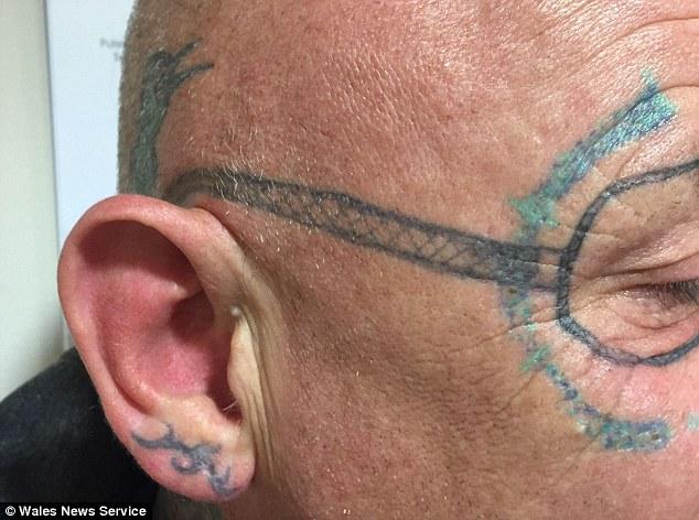 Проснувшись утром после вечеринки, мужчина увидел на лице это тату